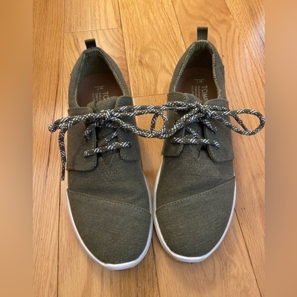 Toms Canvas Sneakers in Army Green size 7, barely worn - Picture 1 of 8
